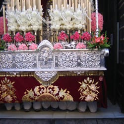 Parroquia de San Joaquín - Detalle de los costaleros rodilla en tierra para sacar el paso de Mª Stma de la Amargura de San Joaquin