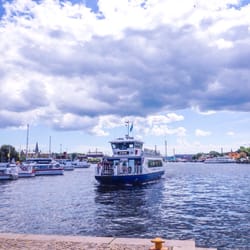 Sjövägen - Sjövägen-färjan anländer till hållplats nybroplan, juni 2016