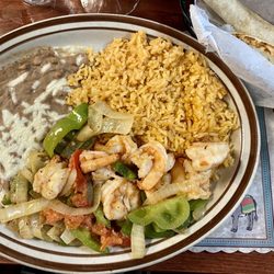Camarones a la Plancha with accompanying flour tortillas