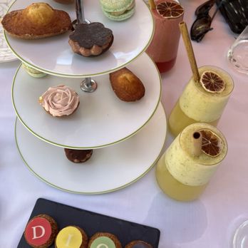 Dior des Lices - Tea time with summer juice and cream puffs plat du jour - French Near Me - Saint-Tropez, 83