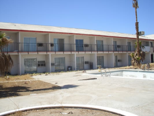 Photo of Arne's Royal Hawaiian Motel - Baker, CA, US. Beautiful view of the courtyard