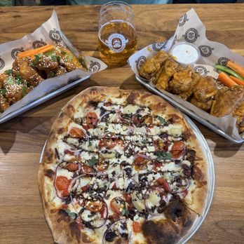 Bearpaw River Brewing - Greek pizza (check out those garlic cloves!) and wings - Gastropubs Near Me - Wasilla, Alaska