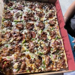 18" deluxe pizza