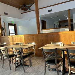 Plate 88 American Grill And Bar - Seating area