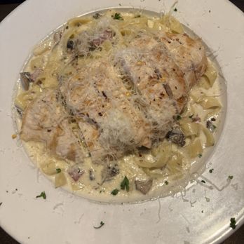 Albi's Vite Italian Kitchen - Fettuccine Carbonara with chicken - Italian Near Me - San Antonio, Texas