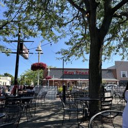 Mr Jack'ss Sports Bar & Grill - Outdoor patio