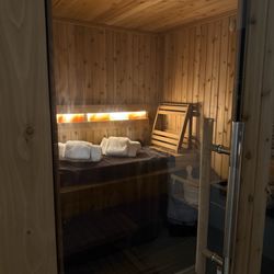 Reset Wellness Studio - Sauna in contrast room