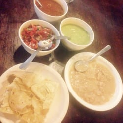 La Ponderosa - Salsas, totopos y frijoles de cortesía
