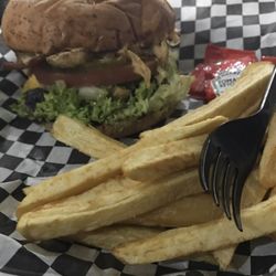 P.L. Burger Company - Muy buena hamburguesa, la pedi para domicilio y llego bien empacada, todo en su lugar.