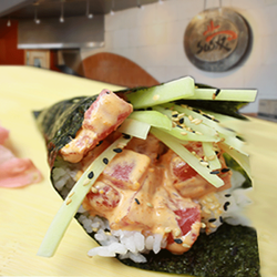 Sushi Bar & Delivery - Cono Spicy Tuna, un manjar para paladares exigentes. Síguenos en Facebook para ver más platillos y promociones.