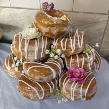 Donuts & Yogurt - This is the sample donut cake they had on the table. Love the simplicity and elegance! - Ice Cream & Frozen Yogurt Near Me - Tracy, California