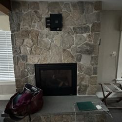 Franconia Inn - Tv mount with no tv, fireplace you couldn't turn on