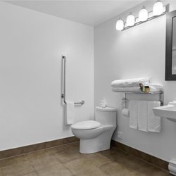 Kootenay Lakeview Resort , BW Signature Collection - Accessible King Bathroom
