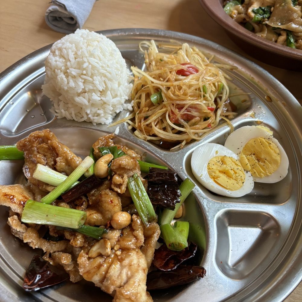 Paadee - Gai Grop Som Tum lunch set - Thai Near Me - Portland, Oregon Paadee - Gai Grop Som Tum lunch set - Thai Near Me - Portland, Oregon