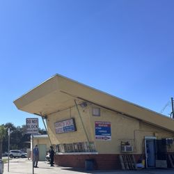 Washington Shores Fish Market - Walk up window