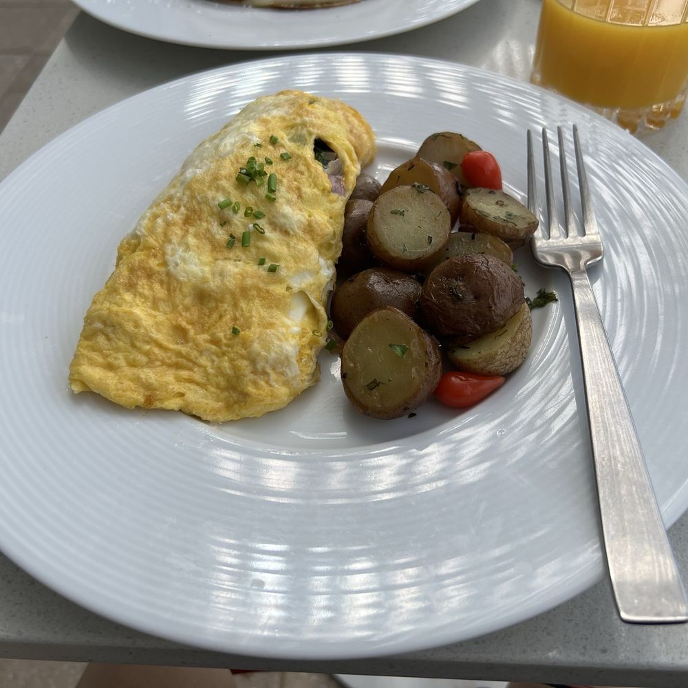 Lantern's Edge - Lantern's Edge omelette - Breakfast & Brunch Near Me - Dana Point, California Lantern's Edge - Lantern's Edge omelette - Breakfast & Brunch Near Me - Dana Point, California