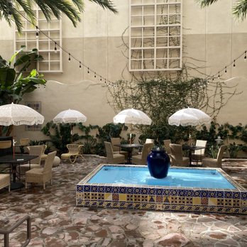 Pasadena Hotel & Pool - Gorgeous first floor fountain with table and chairs - Hotels Near Me - Pasadena, California Pasadena Hotel & Pool - Gorgeous first floor fountain with table and chairs - Hotels Near Me - Pasadena, California