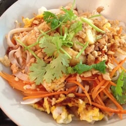 Aubestof - pad thai végétarien : nouilles de riz sautées, omelette, tofu, légumes croquants, cacahuètes, coriandre