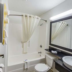 Motel 6 - Motel Simpsonville SC Bathroom