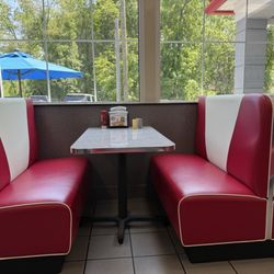 Tom Wahl's Brighton - Table scene