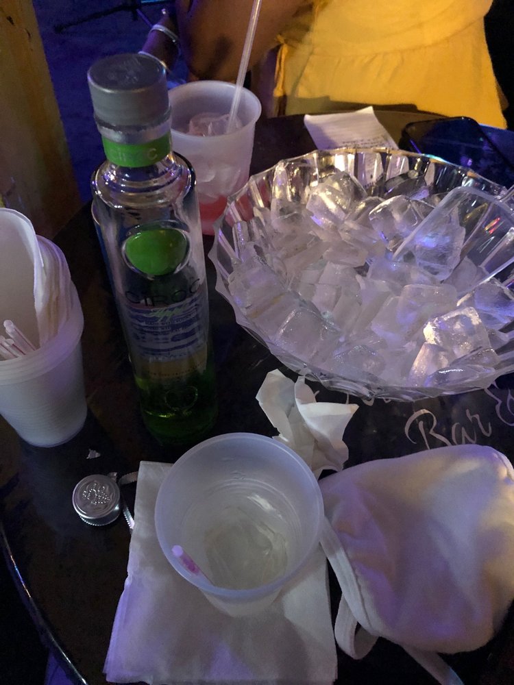 Sista Sista Bar & Grill