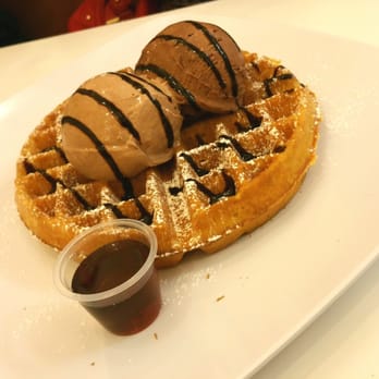 Sweet Berry - Double gelato with chocolate  and Nutella gelato - Ice Cream & Frozen Yogurt Near Me - Fairfax, Virginia