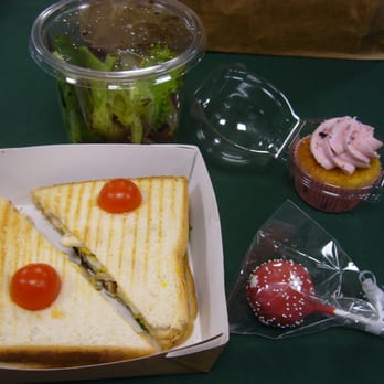 Mary Cherry - Club sandwich et sa salade, cupcake à la framboise et popcake à la déco spéciale Noël. - Coffee & Tea Near Me - Montpellier, 34