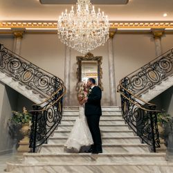 Lucien's Manor - Luxurious Staircase