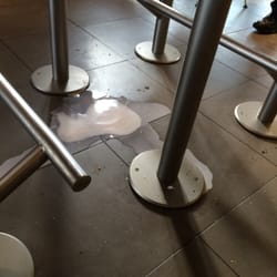 McDonald's - En äcklig pöl med gegga på det ostädade golvet.