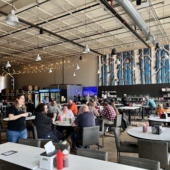 Une Année Brewery - Breweries Near Me - Niles, Illinois