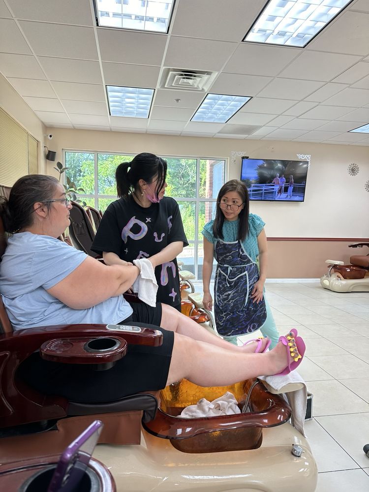VIP Nails & Spa Logo