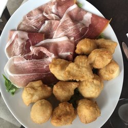 Europa - Leckerer in Öl gebackener Teig mit Parma Schinken und rucola.