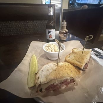 Giovanni Pastrami - Pastrami Reuben - Pizza Near Me - Honolulu, Hawaii