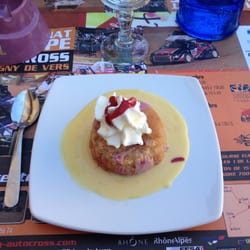 Le Café de la Tour - Charlotte aux fruits rouges