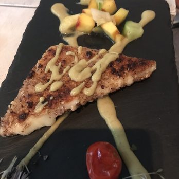 apla'funky - "Graviera": Graviera-Käse aus Kreta in Kruste Aus Walnuss und Haselnuss, dazu Vinaigrette aus Limetten, Honig und Avocado € 13,90 (zuviel) - Greek Near Me - Munich, BY
