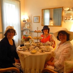 Carriage House Inn Bed & Breakfast - A tea party in the Lillian Tea Room