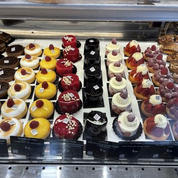 Aki Boulanger - Todays beautiful pastries - Bakeries Near Me - Paris, 75 Aki Boulanger - Todays beautiful pastries - Bakeries Near Me - Paris, 75