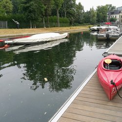 Stadthafen Leipzig - Das Boot trägt der Kunde selbst zum Wasser und setzt es ein.