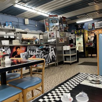 Old Lighthouse Diner - Don't be fooled this was the only empty table and not for long - Breakfast & Brunch Near Me - Bristol, Tennessee Old Lighthouse Diner - Don't be fooled this was the only empty table and not for long - Breakfast & Brunch Near Me - Bristol, Tennessee
