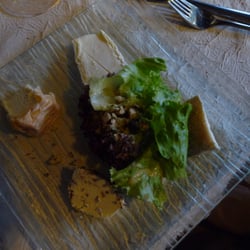 Le Belena - Quadrilogie de fromages de la région et sa petite salade aux noisettes