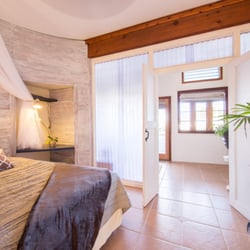 Lotus Garden Hilo - Lohi Apartment features sunroom and private entrance to Kilauea Avenue.