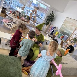 Peter Pan reading to the kids Peter Pan reading to the kids