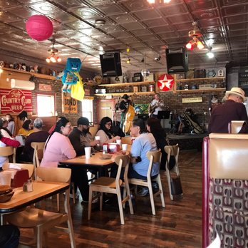 Sparkys BBQ and Espresso - Enjoying live music. - Burgers Near Me - Hatch, New Mexico