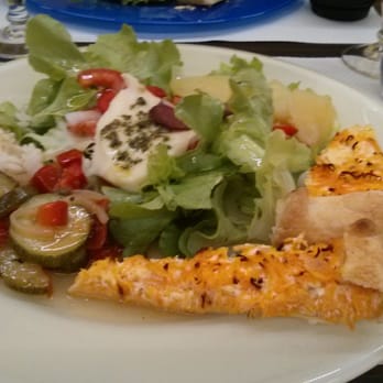 Vert Midi Vin - Salad with cheese, tomatoes, rice, onions, and ratatouille and cheese tarts on the side - French Near Me - Marseille, 13