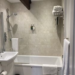 The Coach & Horses - Immaculate bathroom.