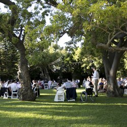 The Griffith House - Dinner area is spacious and has beautiful old trees.