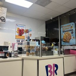 Tried to get a picture of the young lady that provided great customer service ( up ) Tried to get a picture of the young lady that provided great customer service ( up )
