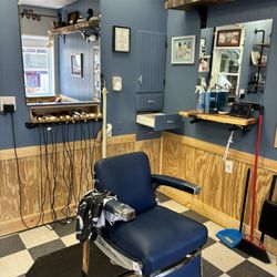 Reynolds Barber Shop - Barber chair