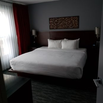 Matrix Hotel - King bed - Hotels Near Me - Edmonton, Alberta