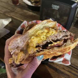 Backyard PATIO Bar & Grill - Mac-n-cheese burger